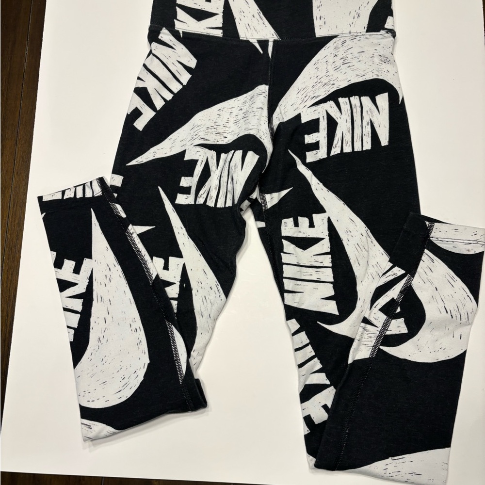 NIKE LEGGINGS YOGA PANTS SIZE XS
COLOR NIKE LOGO BLACK & WHITE
